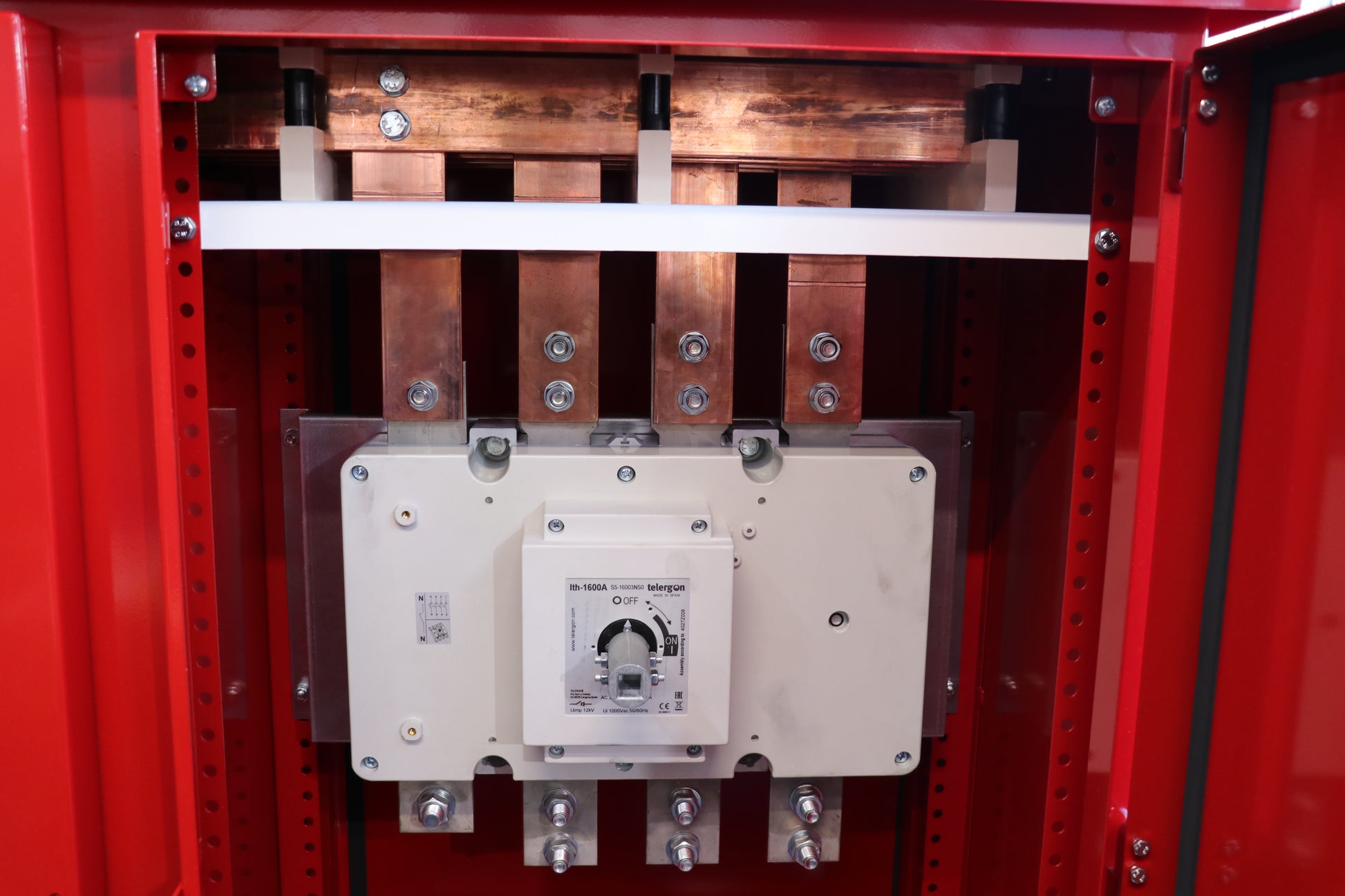 1600A ISOLATOR FITTED TO COPPER BUS BARS