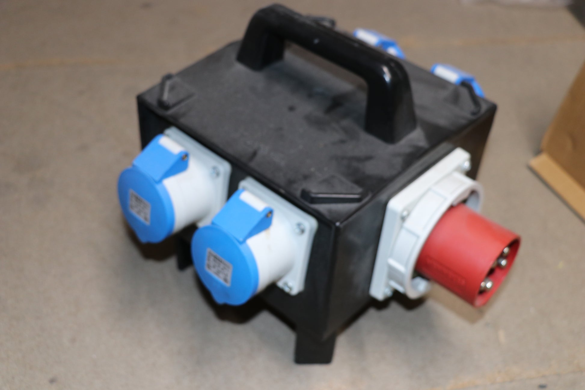 PORTABLE RUBBER SPLITTER BOX WITH INLET AND 32A SOCKETS