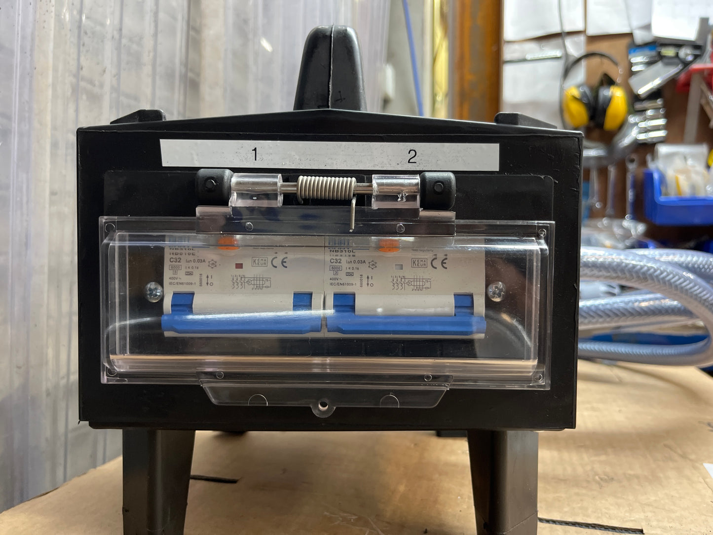 RUBBER BOX WINDOW WITH BREAKERS