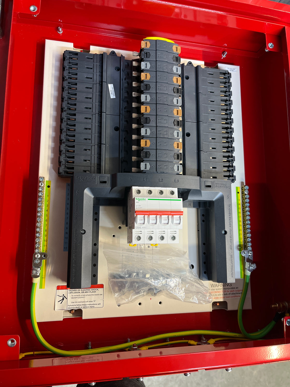 WALL-MOUNTED SINGLE DOOR DISTRIBUTION BOARD - 8-WAY 3-PHASE SCHNEIDER PAN ASSEMBLY