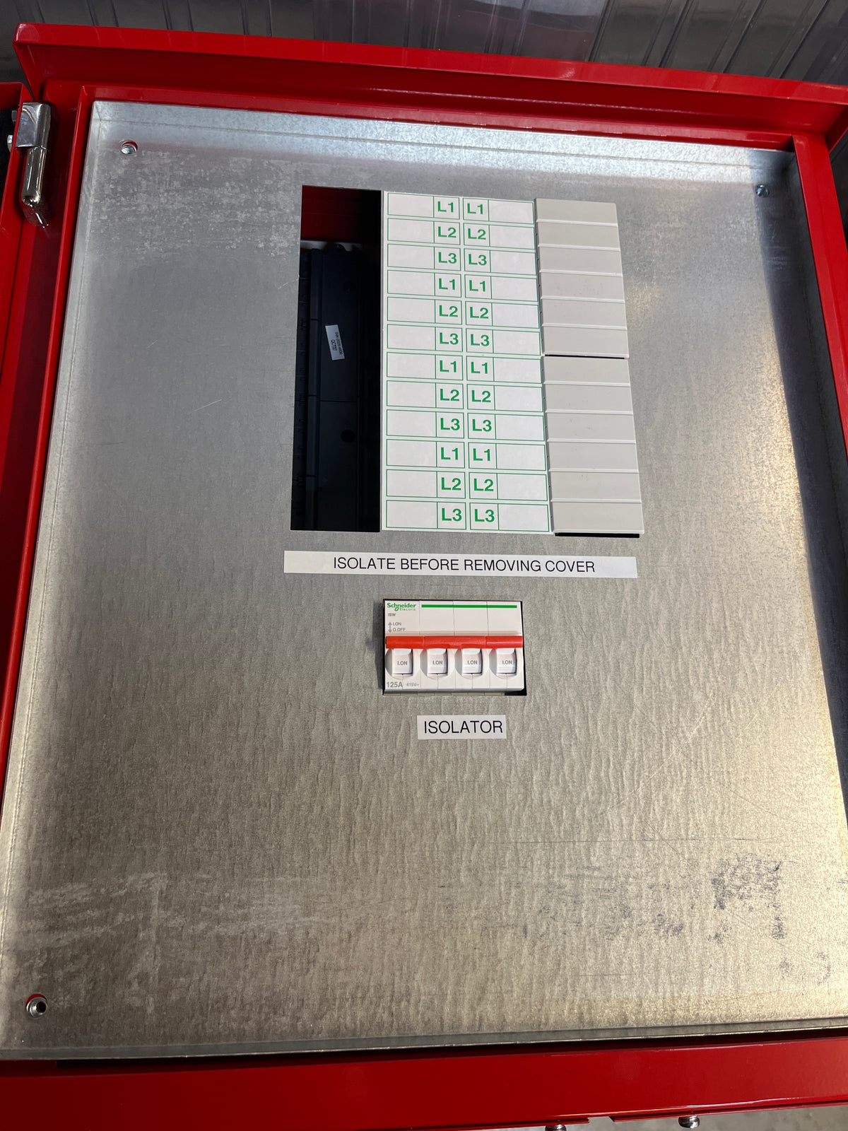WALL-MOUNTED SINGLE DOOR DISTRIBUTION BOARD - 8-WAY 3-PHASE SCHNEIDER PAN ASSEMBLY